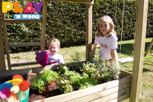 kinderen met plantenbak
